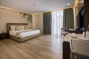 Pokój hotelowy z łóżkiem i biurkiem w obiekcie Boracay Haven Suites w mieście Boracay