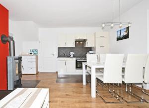 コルスヴァントにあるDHH am Gothenweg DHH Anemoneのキッチン(白いテーブル、白い椅子付)