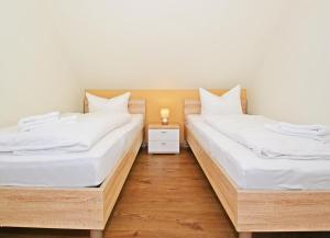 コルスヴァントにあるDHH am Gothenweg DHH Anemoneのベッド2台が隣同士に設置された部屋です。