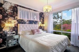 a bedroom with a large bed and a window at Valley View Bed and Breakfast in Newcastle +34 photos