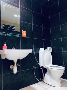 uma casa de banho com um WC e um lavatório em CozySoho-Cyberjaya,Netflix provided,fit 5pax em Cyberjaya