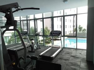 un gimnasio con vistas a la piscina en CozySoho-Cyberjaya,Netflix provided,fit 5pax, en Cyberjaya