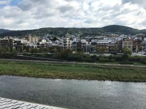 vista su una città con un fiume e su edifici di Tazuru a Kyoto