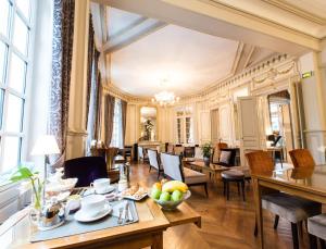 comedor con mesa y sillas en Hôtel Spa Marotte en Amiens