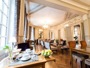a dining room with a table and chairs at Hôtel Spa Marotte in Amiens