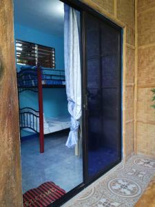 eine Tür, die in ein Zimmer mit einem Etagenbett führt in der Unterkunft RYJ's Inn in Siquijor