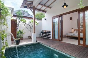 a house with a swimming pool and a bedroom at Ke Rensia Private Pool Villas Gili Air in Gili Air