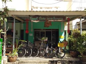een groep fietsen geparkeerd voor een winkel bij Green Home in Khao Lak