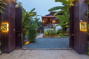 una puerta abierta a una villa con jardín en Wat Bo House en Siem Riep