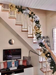 バコロドにあるRelaxing Home at Camella Bacolod, near airport, Rockwell, terminals, famous restoの階段にクリスマスの花輪があるリビングルーム