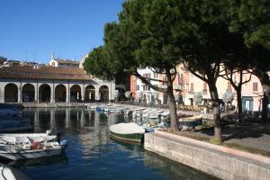 grupa łodzi zacumowanych w kanale z budynkami w obiekcie B&B Desenzano w mieście Desenzano del Garda