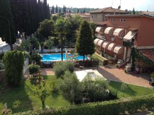 Ein Blick auf den Pool von der Unterkunft B&B Desenzano oder aus der Nähe