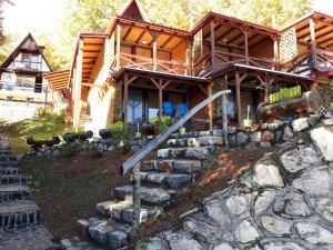 una casa de madera con una escalera que conduce a ella en Vila Jana Mavrovo, en Mavrovo