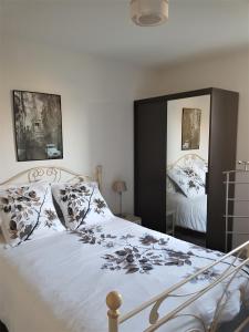 een slaapkamer met een groot bed en een spiegel bij APPARTEMENT T2 AGROPARC AVIGNON in Avignon