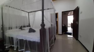Una cama o camas en una habitación de Bandulas Beach House