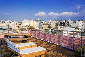 balcón con mesas y vistas a la ciudad en Central Stay Athens en Athens