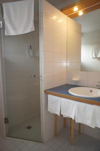 een badkamer met een wastafel en een douche bij AngerResidenz in Zwiesel