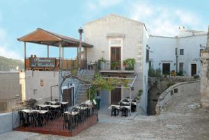 un restaurant avec des tables et des chaises à l'extérieur d'un bâtiment dans l'établissement Locanda Al Castello, à Peschici