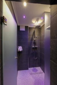 a bathroom with a shower with purple lighting at Budget by Hotel Savoy Hannover in Hannover
