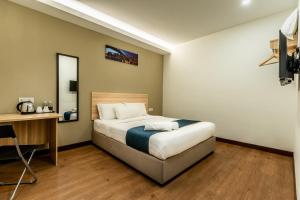Postel nebo postele na pokoji v ubytování 1 Orange Hotel Kuchai Lama KUALA LUMPUR