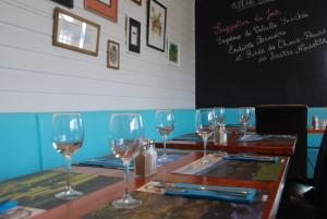 PlanchezにあるLe Relais des Lacsのワイングラスをかけたレストランのテーブル
