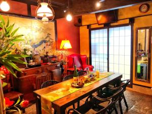 京町家-椿庵Kyomachiya-Tsubakian في كيوتو: غرفة طعام مع طاولة وكراسي