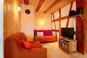 a living room with a couch and a tv at Gerberlaube in Meßkirch