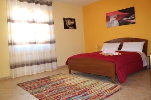sypialnia z łóżkiem z czerwonym kocem i oknem w obiekcie B&B Salerno w mieście Sarno