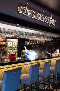 un bar con sillas azules en un restaurante en Grand Washington Hotel, en Estambul