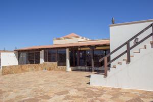 a building with a staircase in front of it at Casa El Horno in Antigua