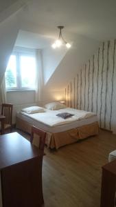 1 dormitorio con 1 cama grande en una habitación en Letnia willa z sauną, en Darłowo