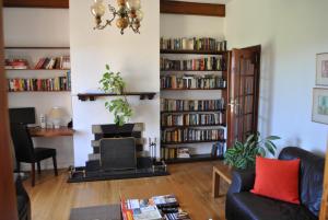 Library sa guest house