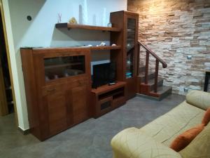 Vivienda de uso turístico, A Casa Do Campo في فيستيرا: غرفة معيشة مع تلفزيون ومركز ترفيهي