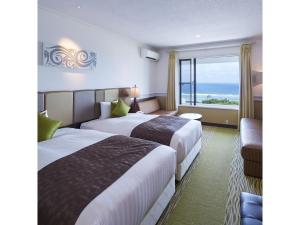 Кровать или кровати в номере Royal View Hotel Churaumi