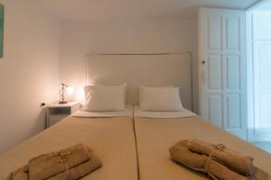 um quarto com uma cama com duas toalhas em Gelos House em Ornos