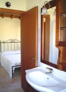 La salle de bains est pourvue d'un lavabo. dans l'établissement Residence Albornoz, à Piediluco