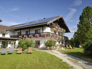 ein Haus mit Blumen auf der Seite in der Unterkunft Ferienhof Dirnberg in Amerang