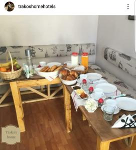 una mesa con tazones de pan y otros alimentos en ella en Trako`s Home, en Korçë