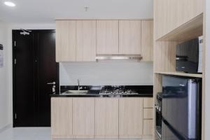 Kuchyň nebo kuchyňský kout v ubytování Elegant 1BR Apartment at Casa De Parco near AEON Mall By Travelio