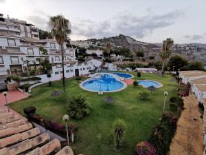 una vista aérea de un complejo con 2 piscinas en Apartamento Malak, en La Herradura
