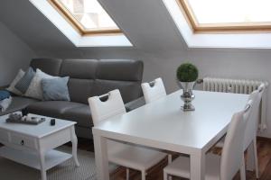 ein Wohnzimmer mit einem weißen Tisch und einem Sofa in der Unterkunft Apartment mit Rheinblick in Wesseling