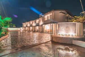 罗纳瓦拉Treebo Five Elements, Lonavala的夜间在潮湿街道上建的建筑物