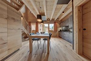 een keuken en eetkamer met een tafel en stoelen bij Zugspitz Lodge in Ehrwald