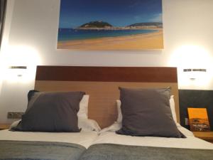 Łóżko lub łóżka w pokoju w obiekcie Hostal San Sebastian Centro