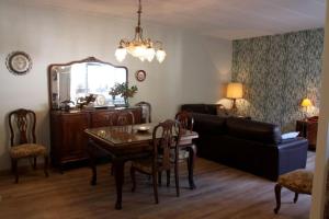 - un salon avec une table et un canapé dans l'établissement Casa l'avia, à Ribes de Freser