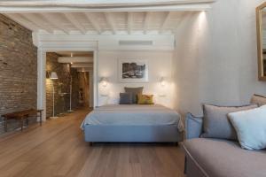 um quarto com uma cama e um sofá em Campo De' Fiori Apartment - Charme Homes em Roma