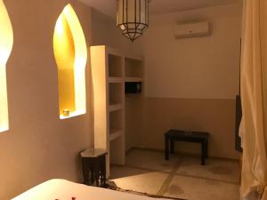Postel nebo postele na pokoji v ubytování Riad Bel Haj
