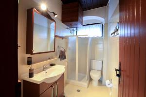 Kúpeľňa v ubytovaní Dandy Villas Amfiklia - Pasithea - Stunning View - Fireplace - Parking + 37 fotografií