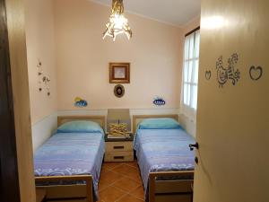 En eller flere senger på et rom på Villino Mery