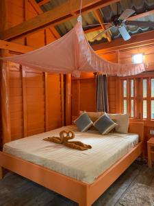 Gallery image of The Wavy Sailor Bungalow's in Koh Rong Island